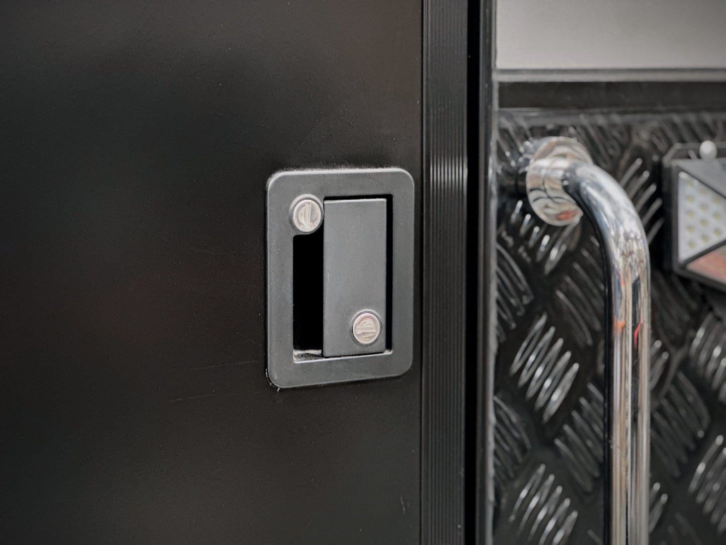 Door lock & key (Entrance)